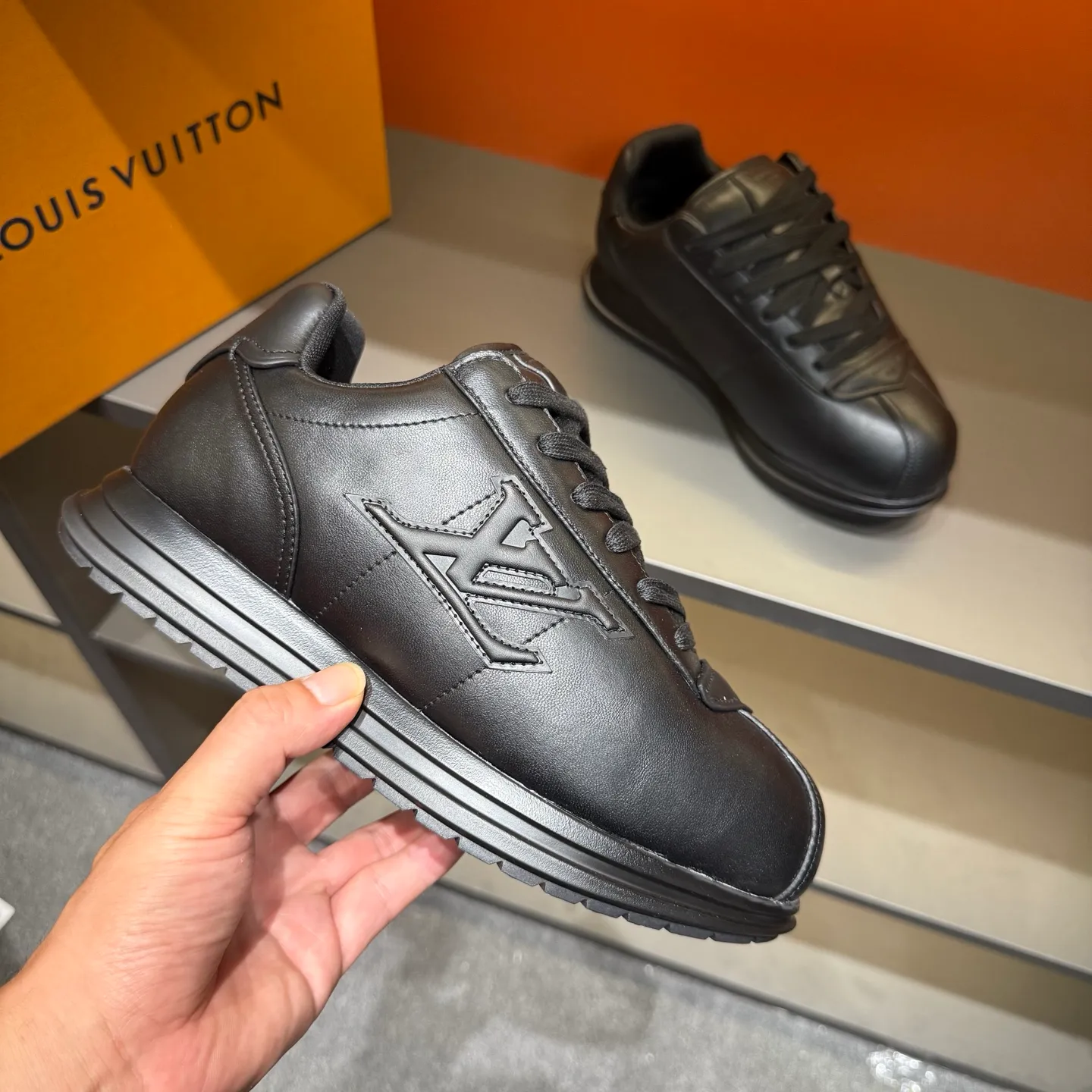 P540 Size 38-45 LV 🫏The colorful interpretation of BUTTERSOFT sneakers combines sheepskin, The colorful interpretation of LV BUTTERSOFT sneakers combines sheepskin and calfskin, bringing a super soft feel. Designed by Pharrell Williams, this '60s-inspired shoe features a padded upper that's been crafted by Louis Vuitton craftsmen to further enhance the comfort of the leather. In addition to the LV initials, it features multiple signatures, including natural leather trim and an embossed pattern of Pharrell Williams and lobster on the side, referencing the Fall/Winter 2025 men’s show. A must-have artifact for fashionistas✅
